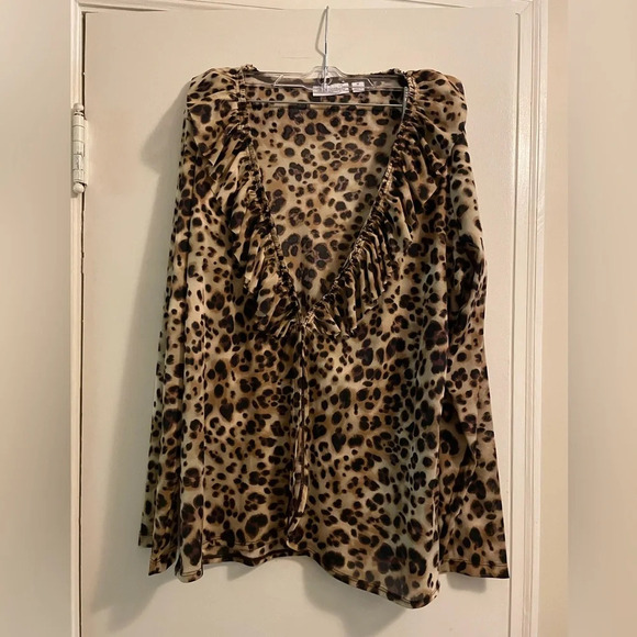 Susan Graver Leopard Print Ruffle Deep V Neck Long Sleeve Size Medium - Picture 1 of 10
